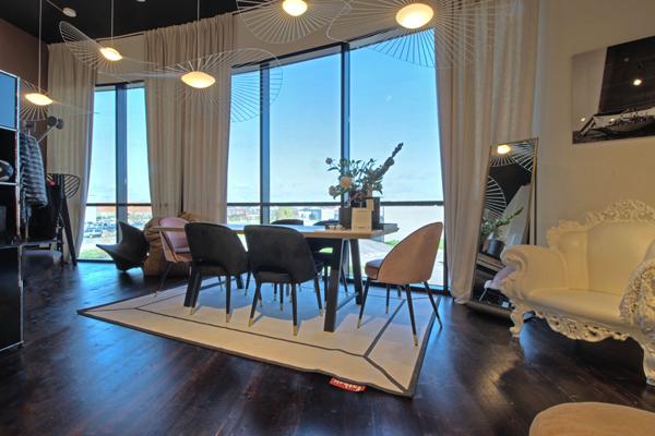 Boé Zone Commercial - Local commercial de 325m² lumineux et traversant avec terrasse de 132 m² et places de parking.