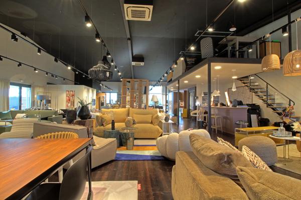 Boé Zone Commercial - Local commercial de 325m² lumineux et traversant avec terrasse de 132 m² et places de parking.