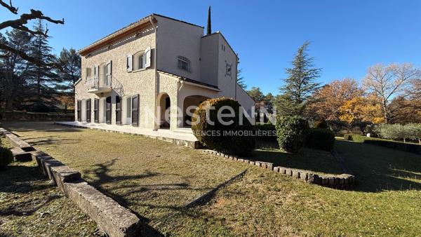 Demeure d'exception de 224 m2 avec 4 chambres et son garage proche d'Aix en Provence
