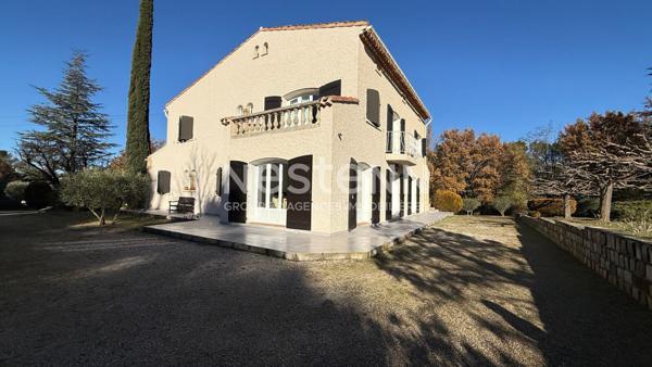 Demeure d'exception de 224 m2 avec 4 chambres et son garage proche d'Aix en Provence