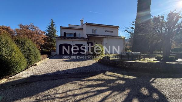 Demeure d'exception de 224 m2 avec 4 chambres et son garage proche d'Aix en Provence