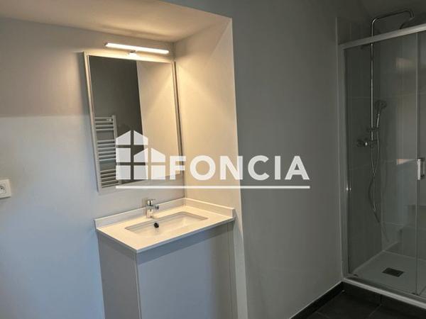 Location Appartement 2 pièces 45 m² - 2 RUE JEAN MOULIN Saintes 17100