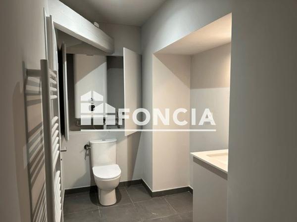 Location Appartement 2 pièces 45 m² - 2 RUE JEAN MOULIN Saintes 17100