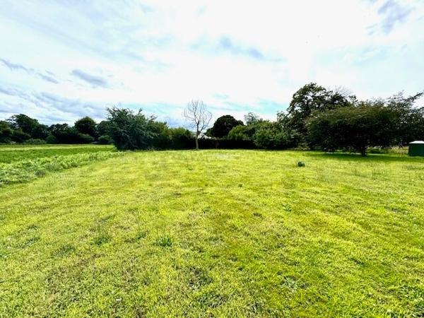 8 mn de LANVOLLON, très beau terrain à bâtir 1050 m2