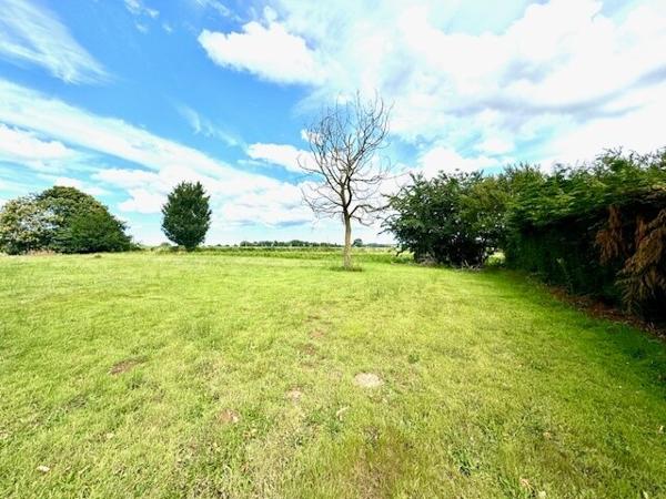 8 mn de LANVOLLON, très beau terrain à bâtir 1050 m2