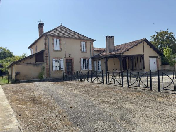 MAISON DE CARACTERE 250 M2 HABITABLES, GARAGE EN PIERRE 65 M2, HANGAR AGRICOLE 260 M2, JARDIN 5000 M2