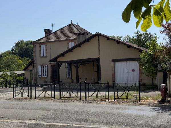 MAISON DE CARACTERE 250 M2 HABITABLES, GARAGE EN PIERRE 65 M2, HANGAR AGRICOLE 260 M2, JARDIN 5000 M2