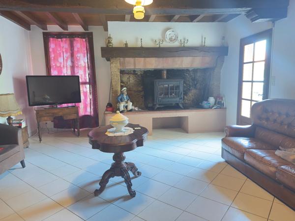 MAISON DE CARACTERE 250 M2 HABITABLES, GARAGE EN PIERRE 65 M2, HANGAR AGRICOLE 260 M2, JARDIN 5000 M2