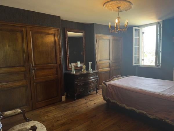 MAISON DE CARACTERE 250 M2 HABITABLES, GARAGE EN PIERRE 65 M2, HANGAR AGRICOLE 260 M2, JARDIN 5000 M2