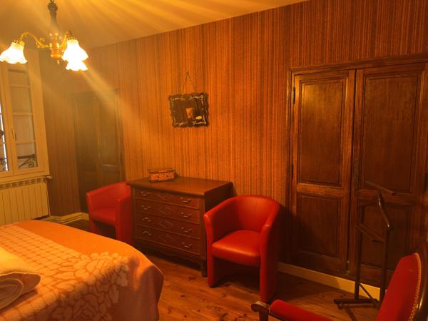 MAISON DE CARACTERE 250 M2 HABITABLES, GARAGE EN PIERRE 65 M2, HANGAR AGRICOLE 260 M2, JARDIN 5000 M2