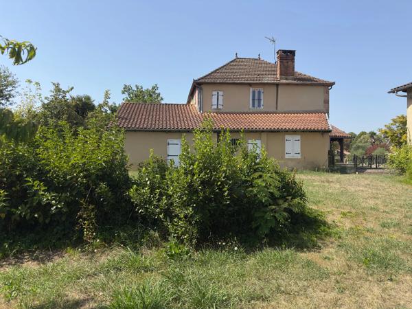 MAISON DE CARACTERE 250 M2 HABITABLES, GARAGE EN PIERRE 65 M2, HANGAR AGRICOLE 260 M2, JARDIN 5000 M2