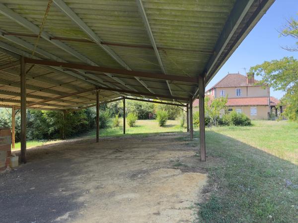 MAISON DE CARACTERE 250 M2 HABITABLES, GARAGE EN PIERRE 65 M2, HANGAR AGRICOLE 260 M2, JARDIN 5000 M2