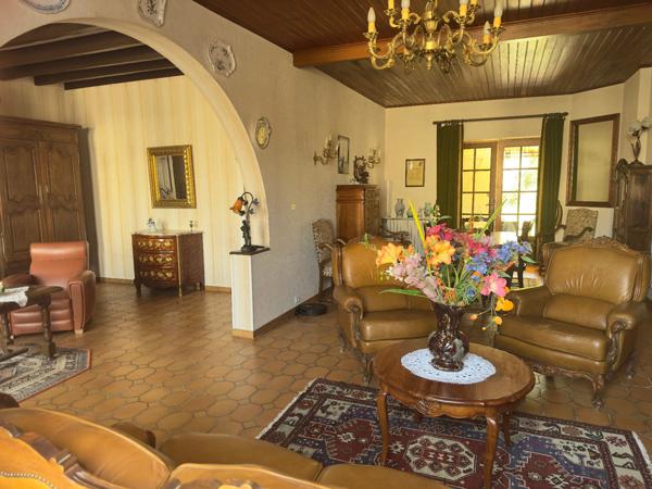 MAISON DE CARACTERE 250 M2 HABITABLES, GARAGE EN PIERRE 65 M2, HANGAR AGRICOLE 260 M2, JARDIN 5000 M2