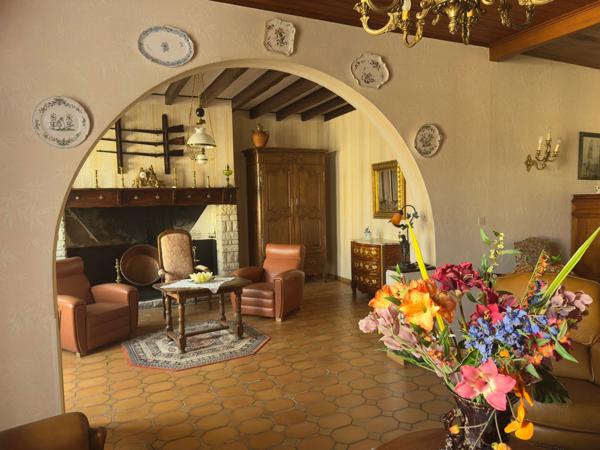 MAISON DE CARACTERE 250 M2 HABITABLES, GARAGE EN PIERRE 65 M2, HANGAR AGRICOLE 260 M2, JARDIN 5000 M2