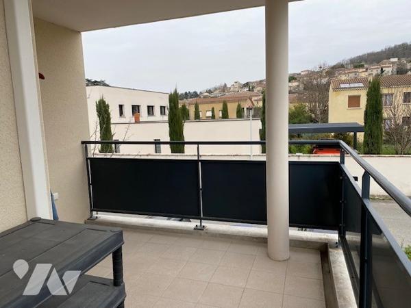 Bel appartement récent 3 chambres, balcon d'angle, garage.