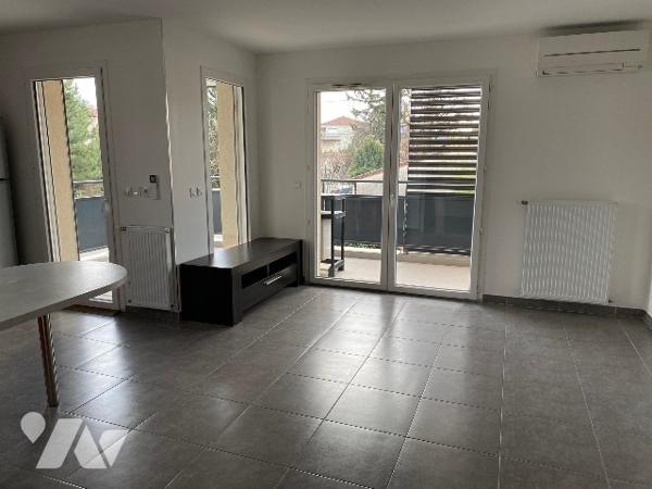 Bel appartement récent 3 chambres, balcon d'angle, garage.