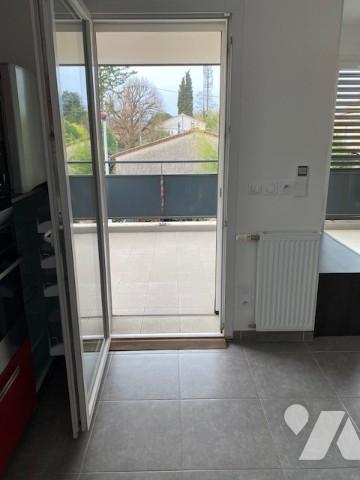 Bel appartement récent 3 chambres, balcon d'angle, garage.