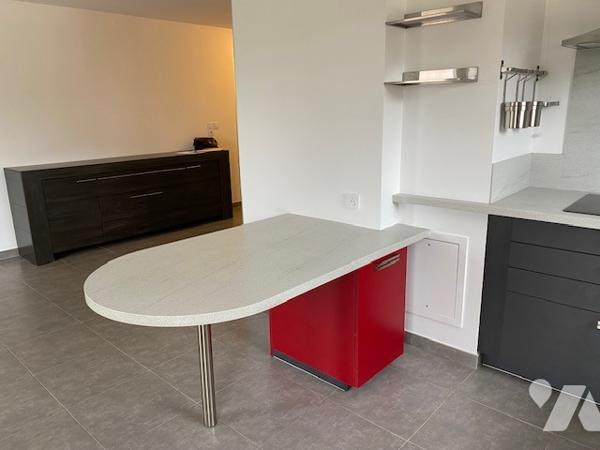 Bel appartement récent 3 chambres, balcon d'angle, garage.