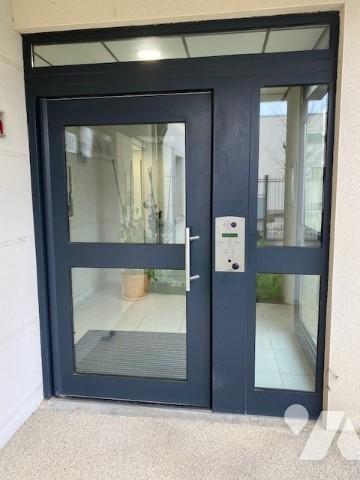 Bel appartement récent 3 chambres, balcon d'angle, garage.