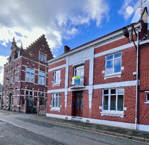 En centre ville d'HAZEBROUCK, très jolie maison de caractère, semi individuelle, de plus de 200...