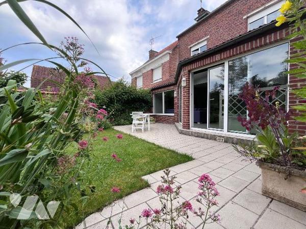 En centre ville d'HAZEBROUCK, très jolie maison de caractère, semi individuelle, de plus de 200...