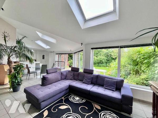 En centre ville d'HAZEBROUCK, très jolie maison de caractère, semi individuelle, de plus de 200...