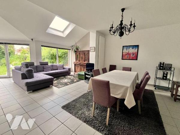 En centre ville d'HAZEBROUCK, très jolie maison de caractère, semi individuelle, de plus de 200...