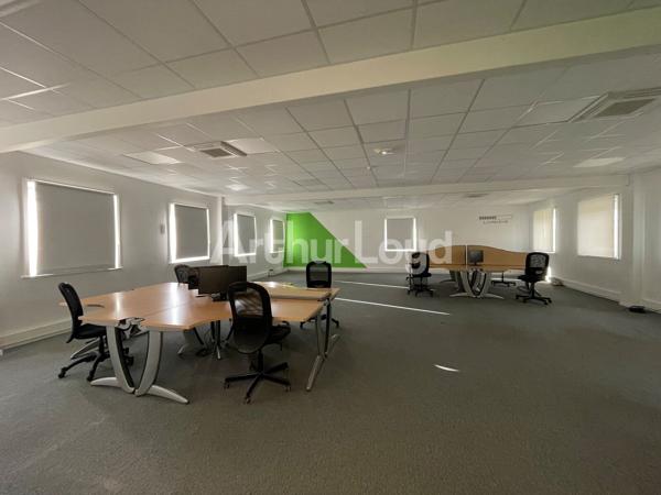 Bureaux et locaux d activité à vendre ou à louer à Templemars avec parking