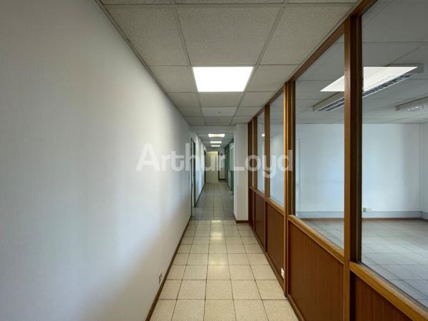 Bureaux et locaux d activité à vendre ou à louer à Templemars avec parking