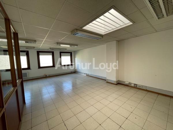 Bureaux et locaux d activité à vendre ou à louer à Templemars avec parking