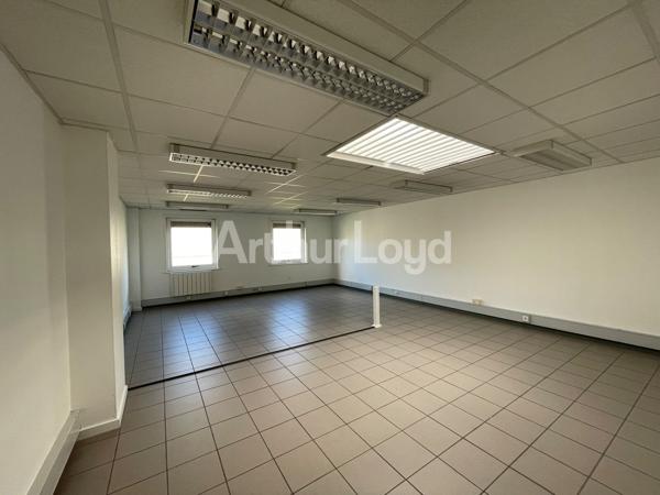 Bureaux et locaux d activité à vendre ou à louer à Templemars avec parking