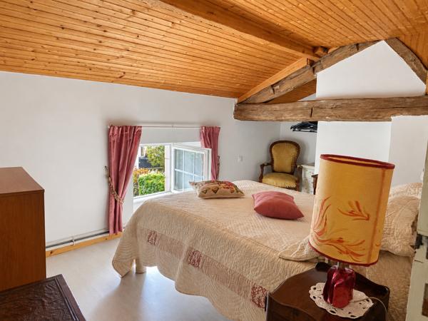 MAISON de CARACTERE EN PIERRE - BOURG MIREBEAU