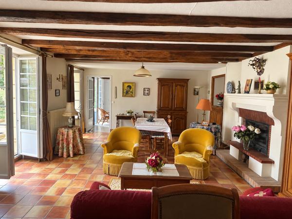 MAISON de CARACTERE EN PIERRE - BOURG MIREBEAU