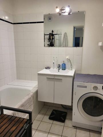 Investissement locatif sécurisé - T2 48 m² avec balcon Ouest, garage et Tram L3 au pied de la résidence