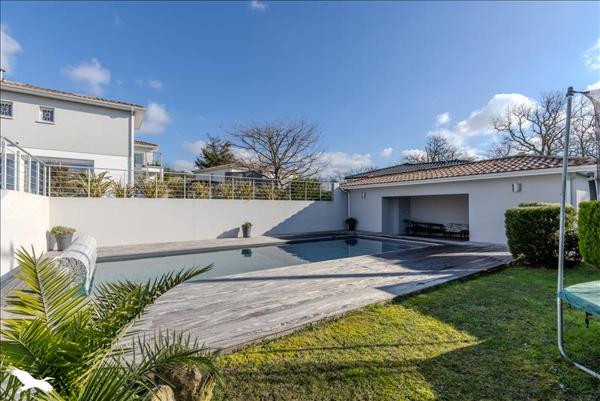 Maison à vendre |  Pompignac |  8 pièces | 254 m²