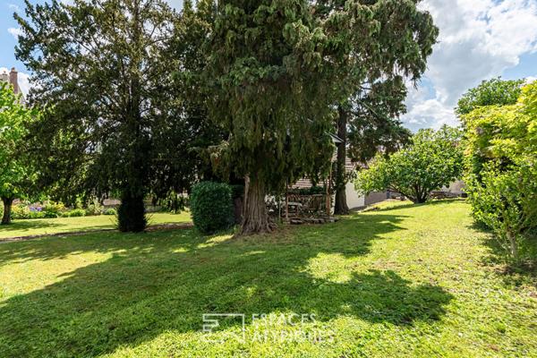 Maison de charme rénovée avec dépendance et jardin au coeur du village