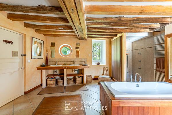 Maison de charme rénovée avec dépendance et jardin au coeur du village