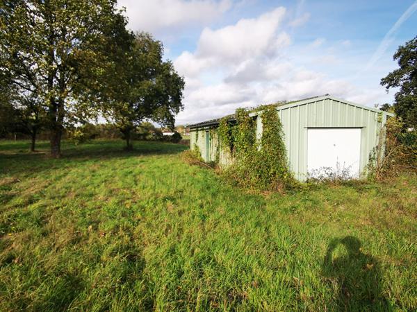 Terrain avec maisonnette et garage sur Sommières du Clain