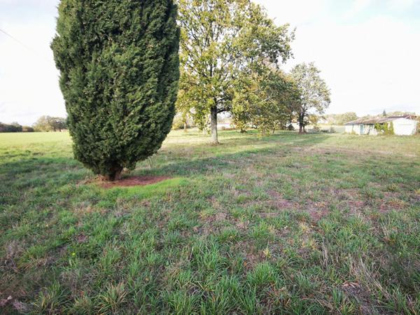 Terrain avec maisonnette et garage sur Sommières du Clain