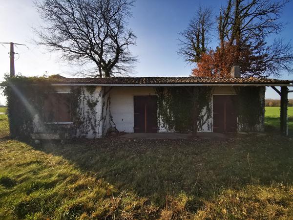 Terrain avec maisonnette et garage sur Sommières du Clain