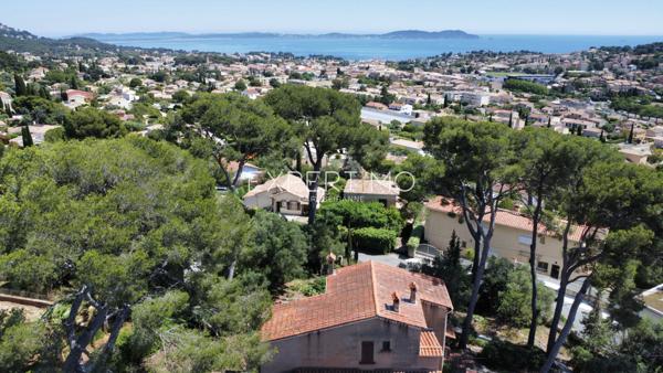 Carqueiranne (83320) Maison vue mer à vendre dans un secteur résidentiel verdoyant et prisé