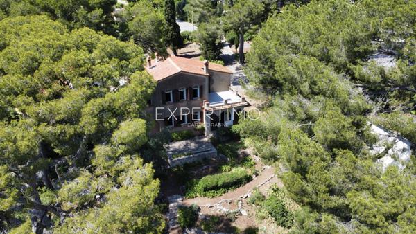 Carqueiranne (83320) Maison vue mer à vendre dans un secteur résidentiel verdoyant et prisé