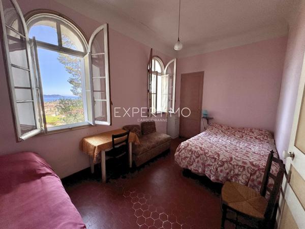 Carqueiranne (83320) Maison vue mer à vendre dans un secteur résidentiel verdoyant et prisé