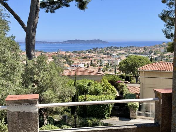 Carqueiranne (83320) Maison vue mer à vendre dans un secteur résidentiel verdoyant et prisé