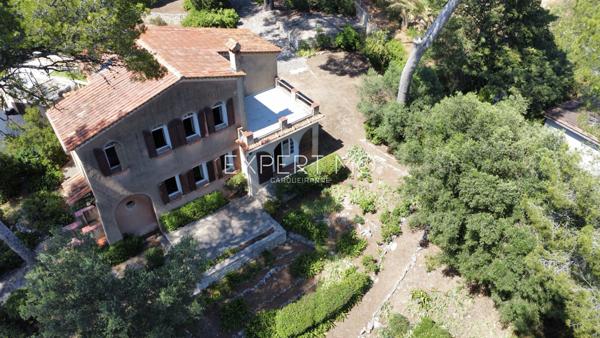 Carqueiranne (83320) Maison vue mer à vendre dans un secteur résidentiel verdoyant et prisé