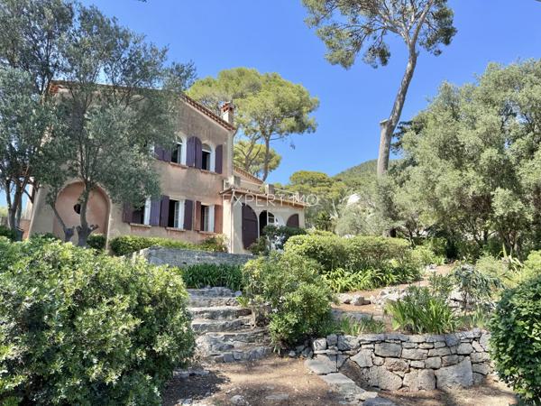 Carqueiranne (83320) Maison vue mer à vendre dans un secteur résidentiel verdoyant et prisé