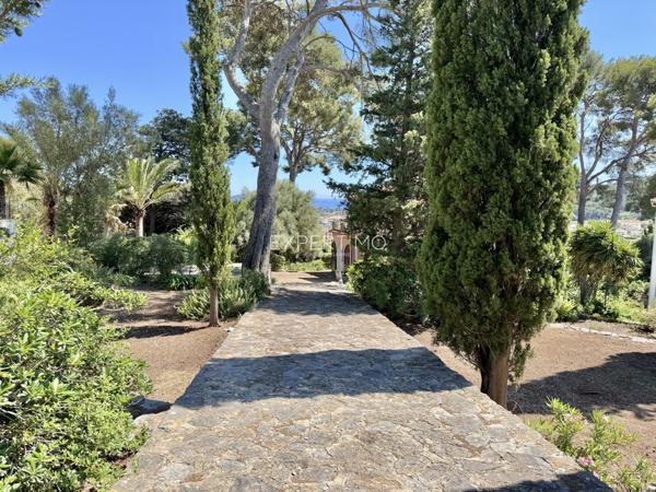 Carqueiranne (83320) Maison vue mer à vendre dans un secteur résidentiel verdoyant et prisé