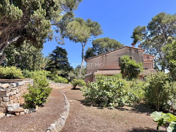 Carqueiranne (83320) Maison vue mer à vendre dans un secteur résidentiel verdoyant et prisé