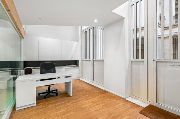 Bureaux à louer ou à vendre - Paris 6 - Surface climatisée sur cour