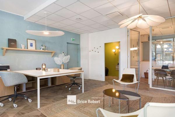 Location bureaux rénovés avec balcon à Lyon 7ème proche quais du Rhône